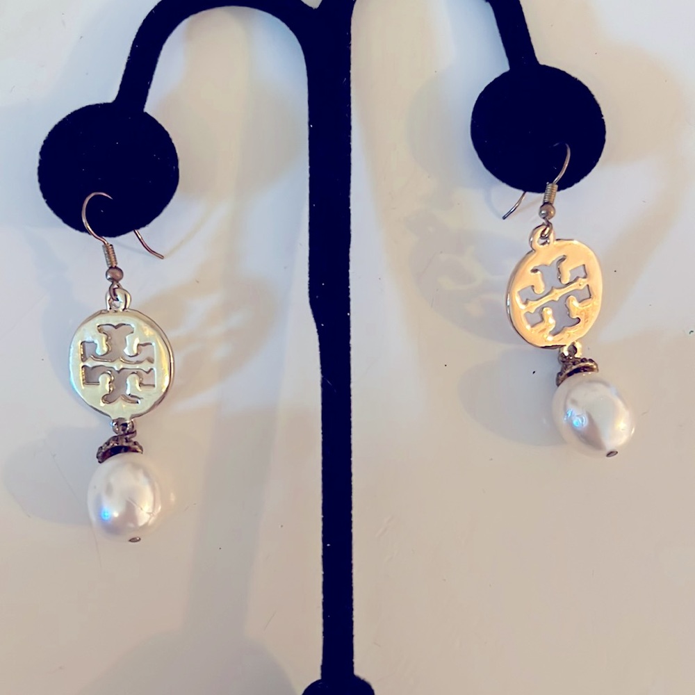 Faux pearl/gold earrings